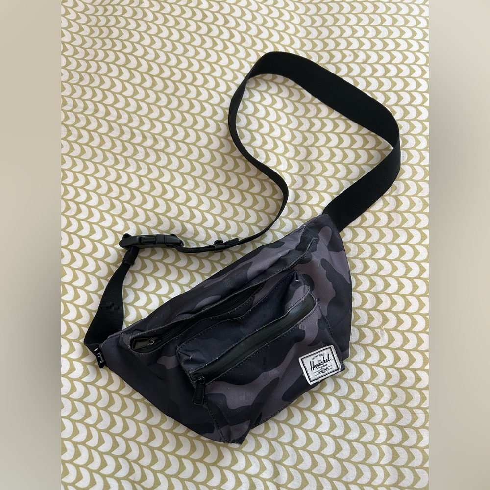 Herschel grey/black camo hip pack